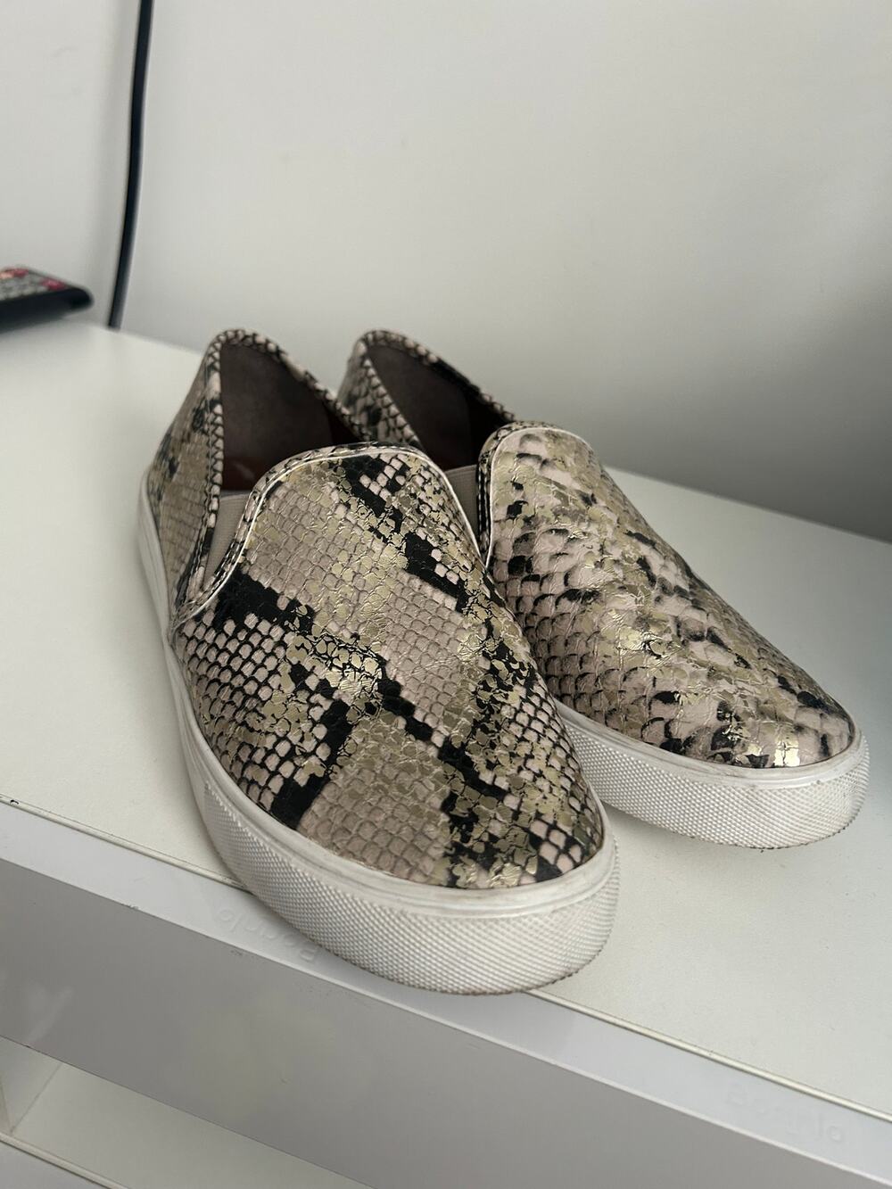 Steve Madden Slip On *7.5*
